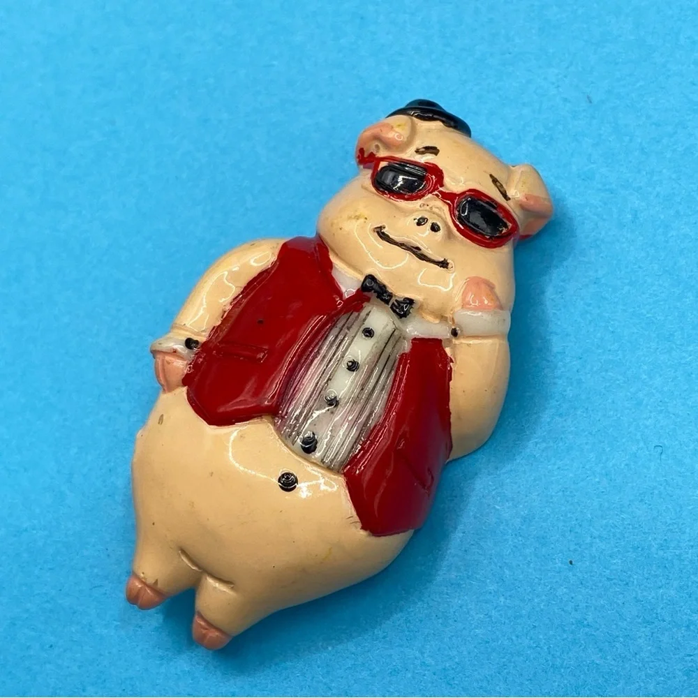 Fancy Piggy Brooch Red Vest Sunglasses Vintage Kitchy EXCLUSIVE GIFTS Taiwan